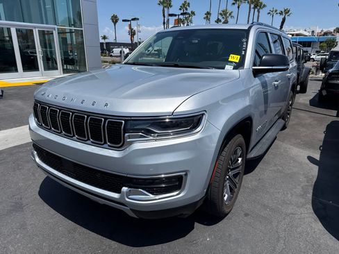 Used 2024 Jeep Wagoneer L Series II w/ Flexible Seating Group RWD image 3