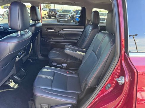 Used 2019 Toyota Highlander SE image 31