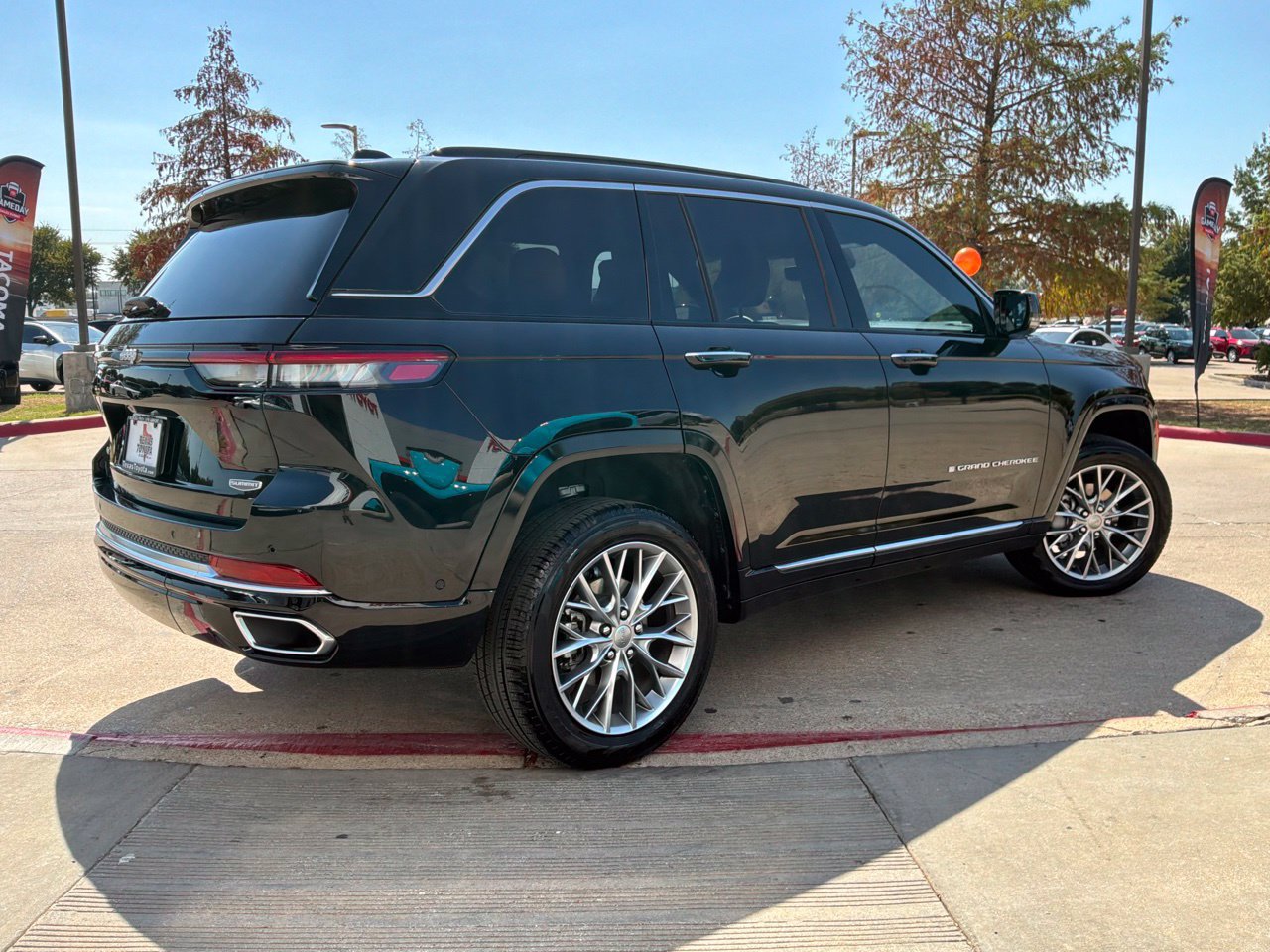 Used 2025 Jeep Grand Cherokee Summit AWD/4WD image 6