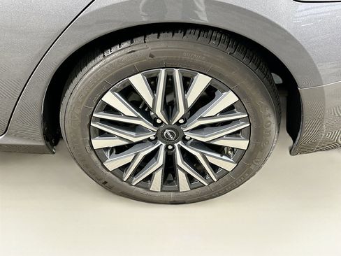 Used 2024 Nissan Altima 2.5 SV image 11