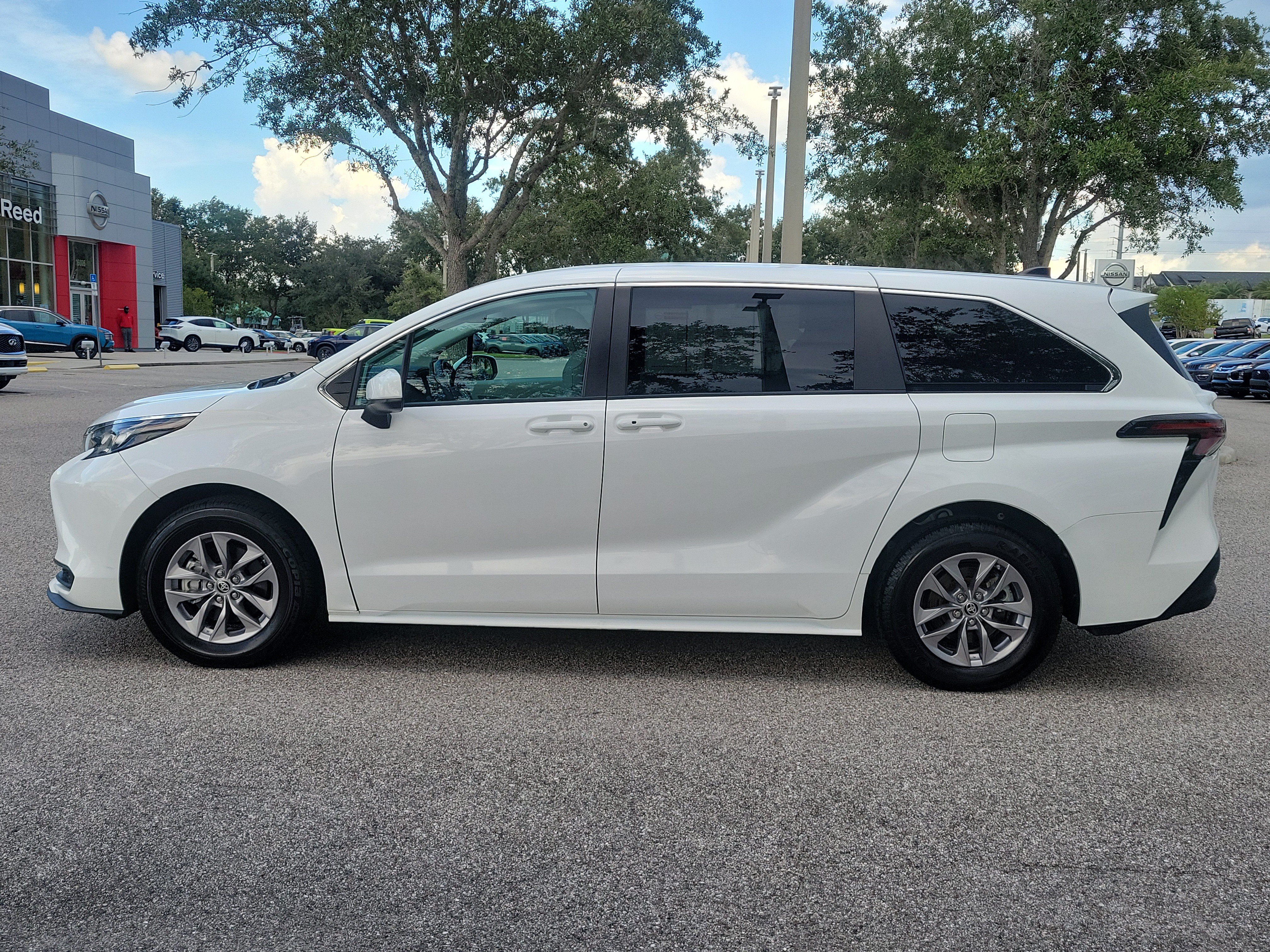 Used 2024 Toyota Sienna LE FWD image 8