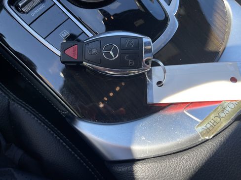 Used 2017 Mercedes-Benz GLC 300 4MATIC image 38