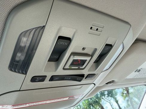 Used 2022 Toyota Highlander Limited FWD image 28