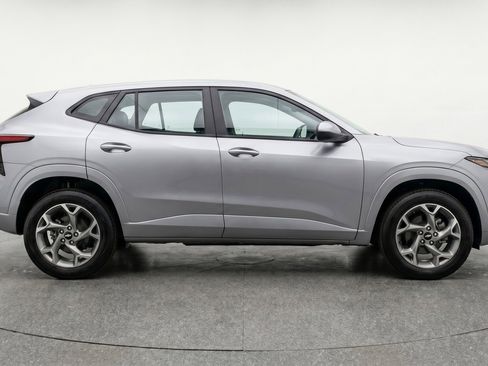 Used 2025 Chevrolet Trax LT FWD image 9