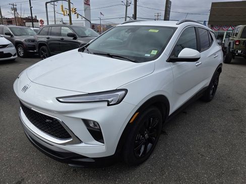 Used 2024 Buick Encore GX Sport Touring image 2