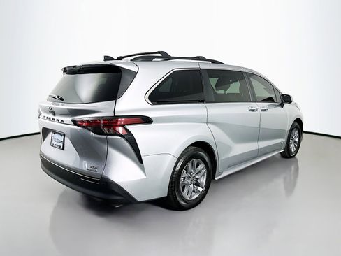 Used 2021 Toyota Sienna XLE AWD/4WD image 7