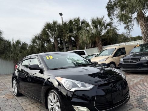 Used 2013 Hyundai Veloster w/ Style Pkg image 2