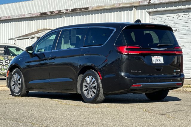 Used 2024 Chrysler Pacifica Limited FWD image 6