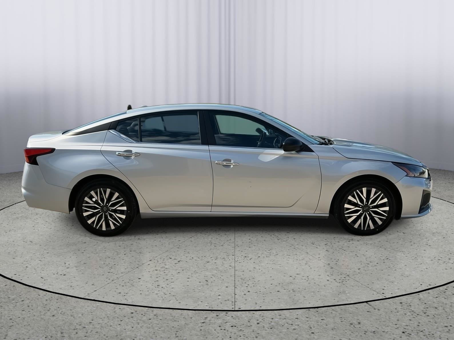 Used 2024 Nissan Altima 2.5 SV FWD image 6