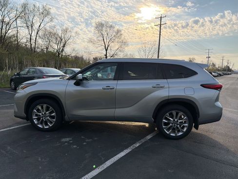 Used 2021 Toyota Highlander Platinum image 3