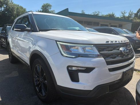 Used 2018 Ford Explorer XLT w/ Equipment Group 202A AWD/4WD image 4