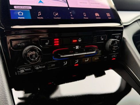 New 2025 Jeep Grand Cherokee Limited w/ Black Appearance Package image 19