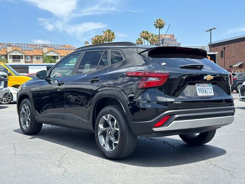 Used 2025 Chevrolet Trax LT w/ LT Convenience Package FWD image 10