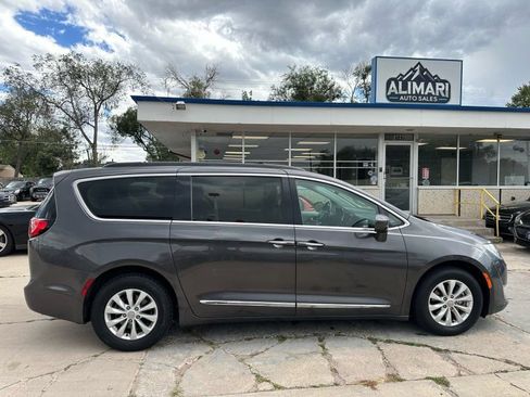 Used 2017 Chrysler Pacifica Touring-L FWD image 8