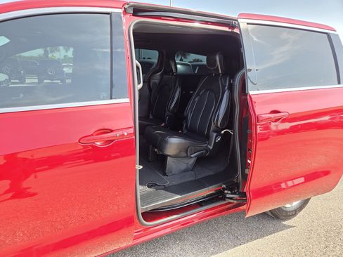 Used 2026 Chrysler Voyager LX FWD image 13