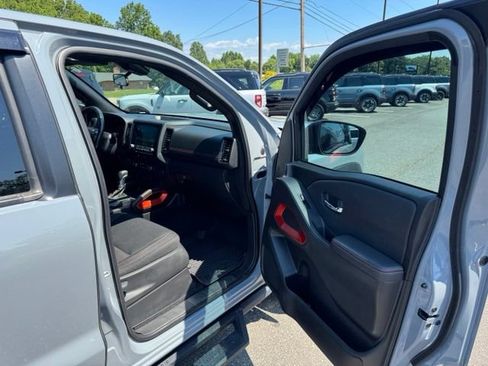 Used 2022 Nissan Frontier PRO-4X w/ Technology Package AWD/4WD image 16