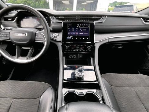 Used 2023 Jeep Grand Cherokee Altitude AWD/4WD image 6