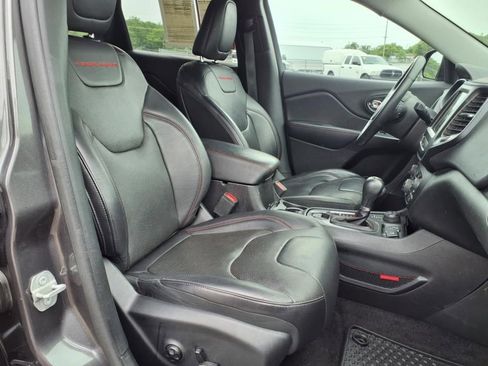 Used 2019 Jeep Cherokee Trailhawk image 8