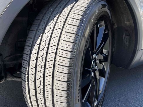 Used 2018 Land Rover Discovery HSE AWD/4WD image 13
