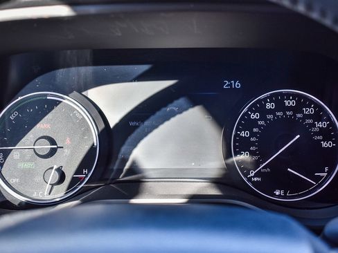 Used 2023 Toyota Sienna Limited image 24