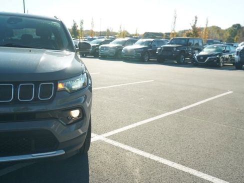 Used 2022 Jeep Compass Limited image 39
