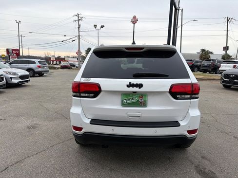 Used 2019 Jeep Grand Cherokee Laredo image 6