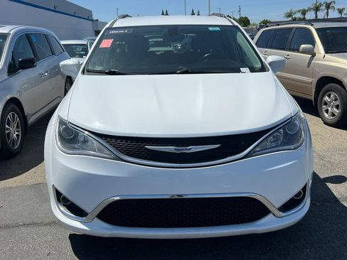 Used 2020 Chrysler Pacifica Touring-L image 2
