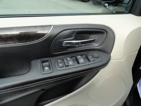 Used 2016 Chrysler Town & Country Touring-L w/ Driver Convenience Group FWD image 10