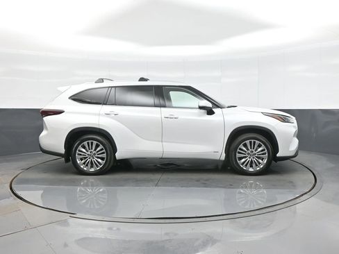 Used 2025 Toyota Highlander Platinum image 8