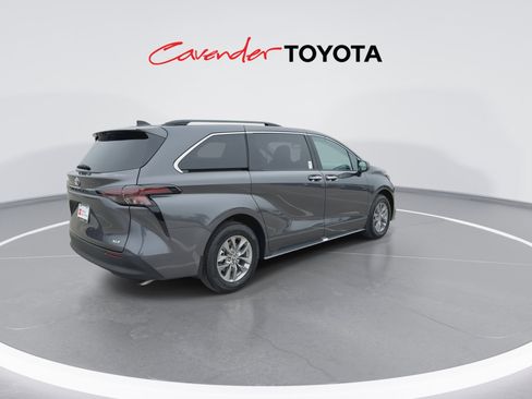 Certified 2025 Toyota Sienna XLE image 8