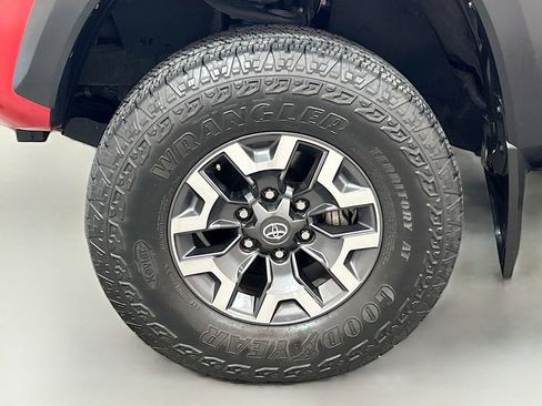Used 2022 Toyota Tacoma TRD Off-Road w/ Technology Package AWD/4WD image 26