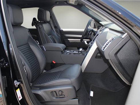 New 2025 Land Rover Discovery Dynamic SE image 17