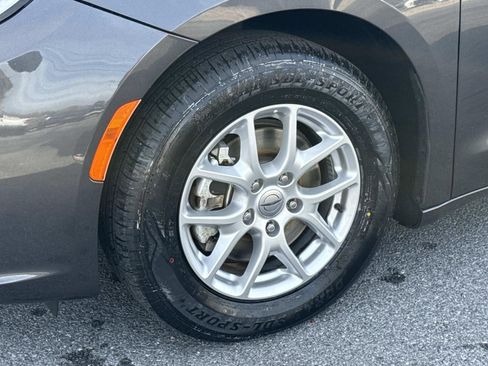 Used 2022 Chrysler Pacifica Touring-L image 7