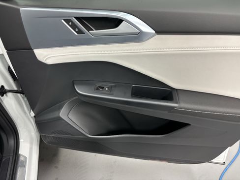 New 2025 Volkswagen Taos SE image 10