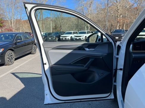 Certified 2025 Volkswagen Tiguan SEL R-Line image 31