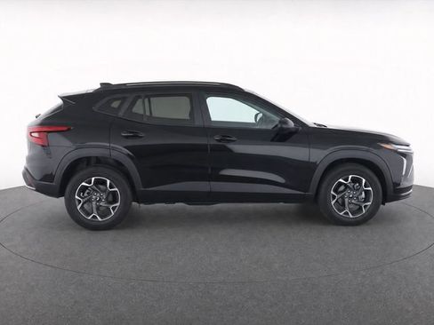 Used 2025 Chevrolet Trax LT FWD image 3
