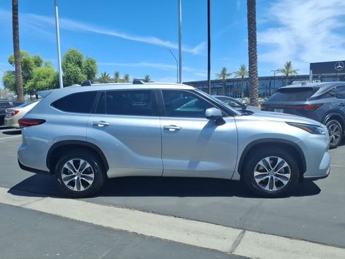 Used 2023 Toyota Highlander XLE FWD image 3