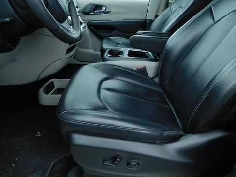 Used 2023 Chrysler Pacifica Touring-L image 26