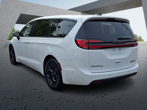 Used 2024 Chrysler Pacifica Limited FWD image 4