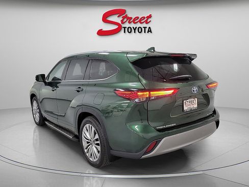 Used 2023 Toyota Highlander Platinum FWD image 2