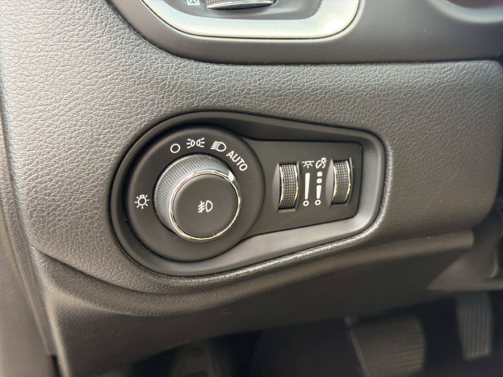 Used 2016 Jeep Renegade Latitude FWD image 23