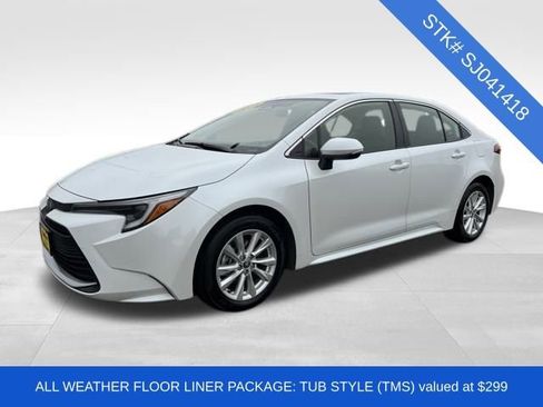 Used 2025 Toyota Corolla XLE image 3