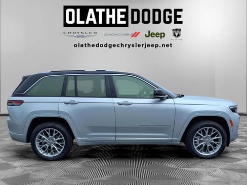 Used 2024 Jeep Grand Cherokee Summit w/ Luxury Tech Group V AWD/4WD image 29
