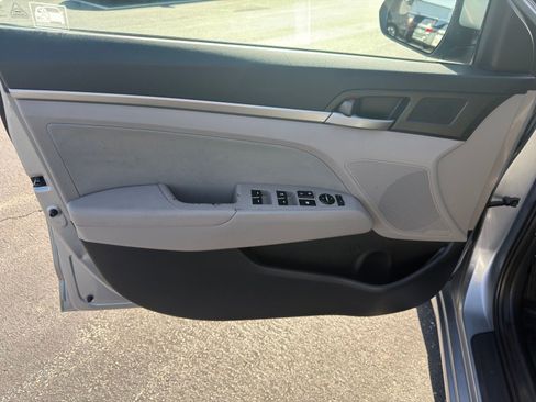 Used 2017 Hyundai Elantra SE FWD image 12