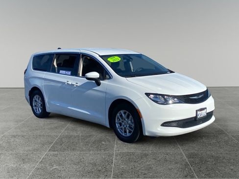 Used 2022 Chrysler Voyager LX image 7