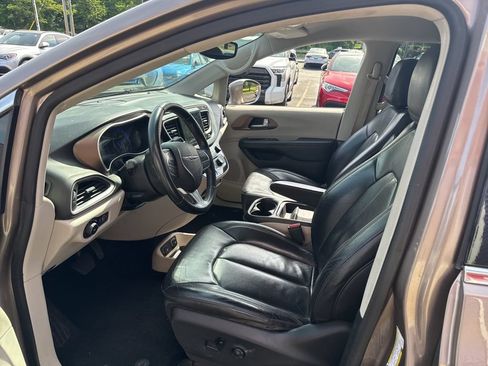 Used 2017 Chrysler Pacifica Touring-L FWD image 25