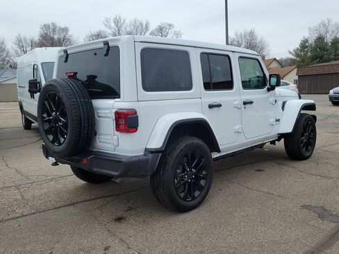 Used 2025 Jeep Wrangler Unlimited Sahara w/ Safety Group AWD/4WD image 4