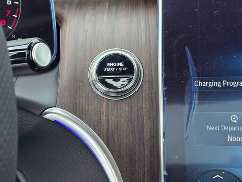 Used 2025 Mercedes-Benz GLC 350e 4MATIC image 32