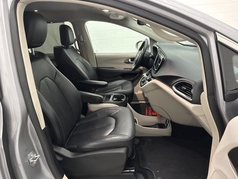 Used 2020 Chrysler Pacifica Touring-L FWD image 52