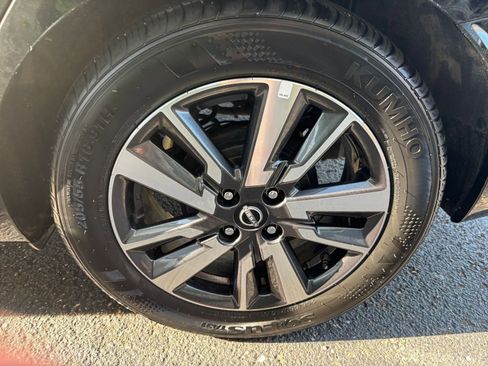 Used 2025 Nissan Versa SV image 28